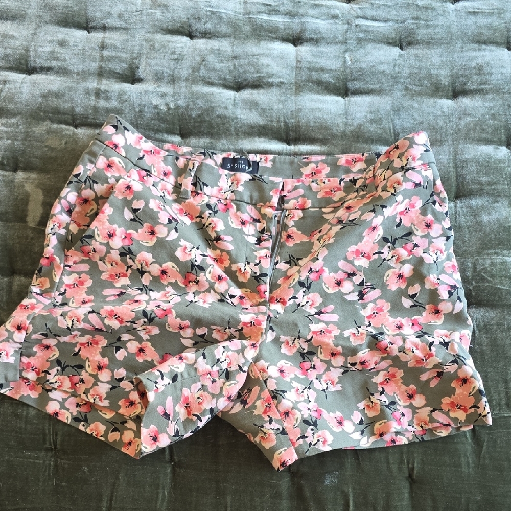 Chic Floral Women's Shorts
